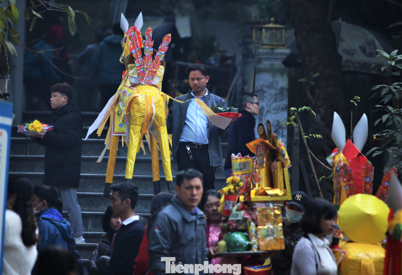 Những ngày đầu năm, nhiều người đến đền Củi (còn gọi là đền ông Hoàng Mười ở xã Xuân Hồng, huyện Nghi Xuân, Hà Tĩnh) để cầu bình an, tài lộc.