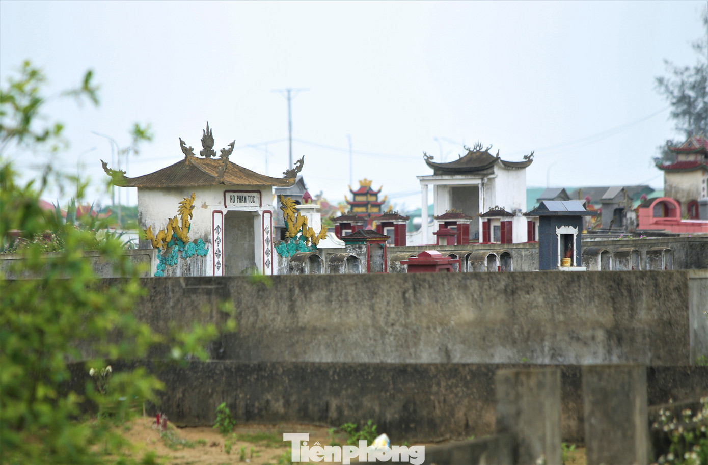 Theo lãnh đạo địa phương chia sẻ, khu nghĩa trang nằm sát biển lâu nay là vấn đề địa phương rất băn khoăn và được các cấp quan tâm. Mới đây, sau khi tỉnh có phê duyệt quy hoạch, huyện Cẩm Xuyên đang lập quy hoạch chi tiết. Sau khi thực hiện xong, toàn bộ ngôi mộ ở khu nghĩa trang cũ sẽ được di dời đến khu nghĩa trang mới rộng khoảng 20 ha ở khu núi Trộn, giáp với xã Cẩm Dương.