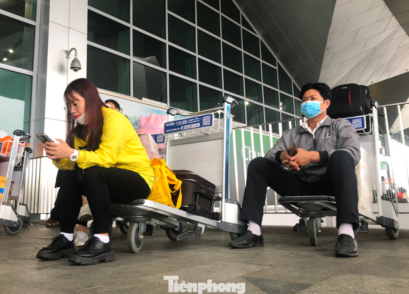 Anh Võ Đình Sinh (áo xám) ngồi buồn rầu ở lối ra vào khu vực làm thủ tục cho biết, anh đến sân bay Vinh từ tối 5/2 để bay đi TP. HCM chuyến 22h30. Tuy nhiên máy bay hủy chuyến anh phải đến nhà người thân ở nhờ. Sáng 6/2, anh Sinh đến sân bay sớm và được hẹn sẽ bay vào lúc 13h chiều. "Chỉ mong sớm được bay lại vì lỡ công việc trong công ty. Hôm nay tôi đã phải xin lãnh đạo công ty nghỉ vì chưa vào kịp", anh Sinh chia sẻ.