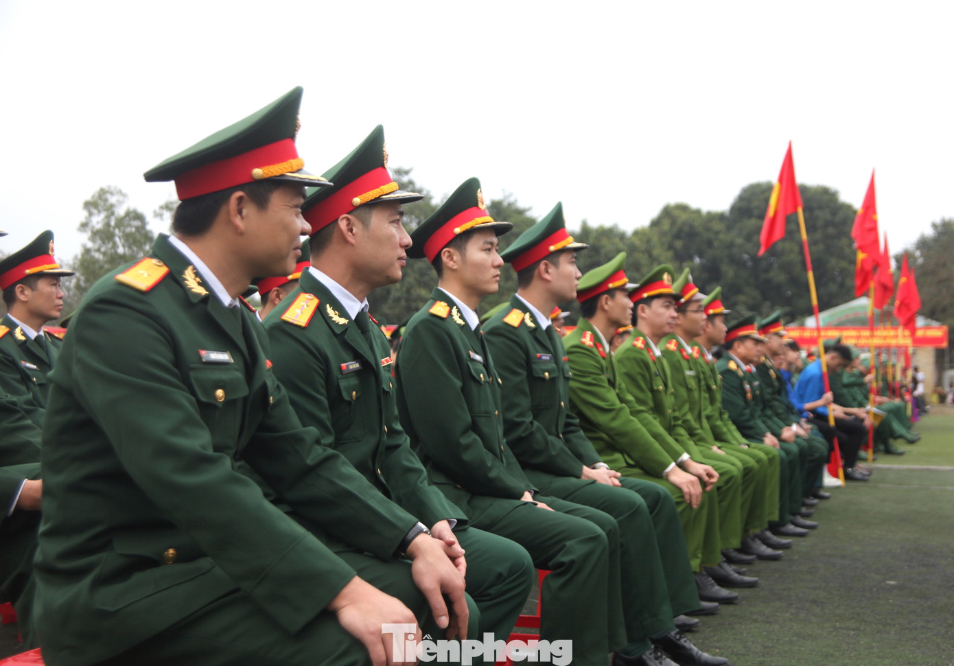 Trong số các công dân nhập ngũ có 6 đảng viên và 677 công dân viết đơn tình nguyện nhập ngũ; 1.315 thanh niên đã được học lớp bồi dưỡng đối tượng Đảng; 169 thanh niên có trình độ đại học, cao đẳng và trung cấp; dân tộc ít người có 735 thanh niên; 187 thanh niên có tôn giáo. Trong số các công dân nhập ngũ có 6 đảng viên và 677 công dân viết đơn tình nguyện nhập ngũ; 1.315 thanh niên đã được học lớp bồi dưỡng đối tượng Đảng; 169 thanh niên có trình độ đại học, cao đẳng và trung cấp; dân tộc ít người có 735 thanh niên; 187 thanh niên có tôn giáo.