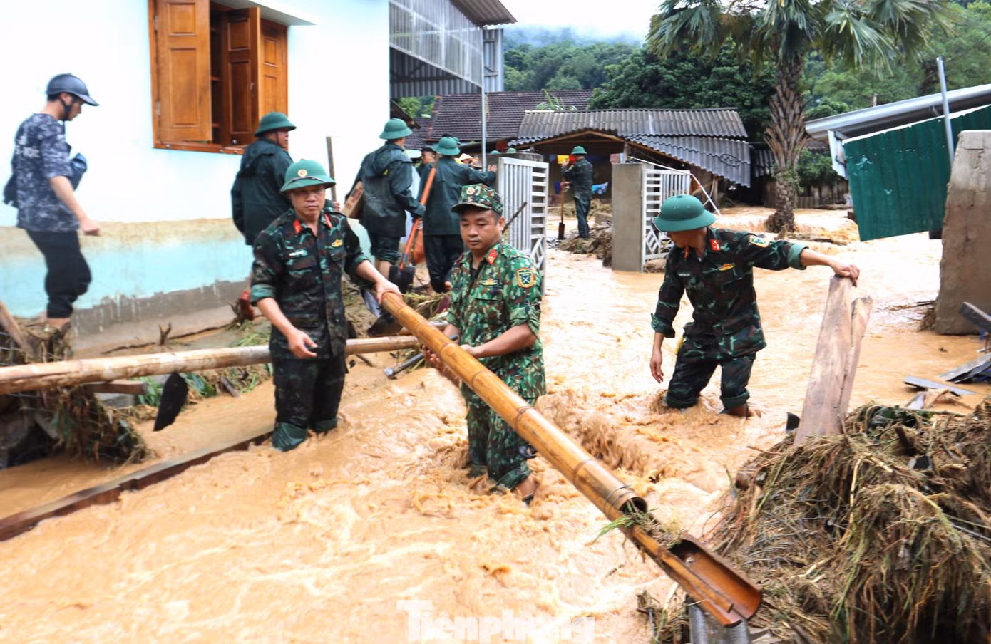 Bản Hòa Sơn (xã Tà Cạ) là khu vực chịu thiệt hại nặng nhất do trận lũ gây ra. Bộ đội biên phòng mở đường vào nơi cô lập, chia cắt, thu dọn giúp người dân.