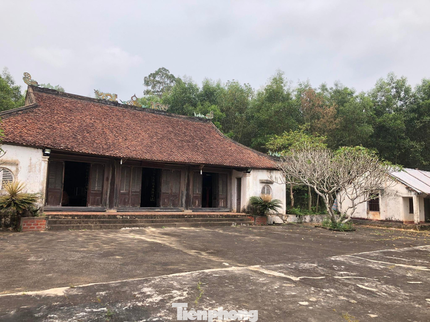 Tòa nhà được kết cấu theo kiểu tam oai, với kỹ thuật lắp ghép mộng truyền thống. Nhà Hậu cung có 3 gian, 4 vì kèo, nền nhà lát gạch cẩm trang, khung làm bằng gỗ lim, được trang trí lưỡng long chầu nguyệt uy nghi, mái lợp ngói âm dương.