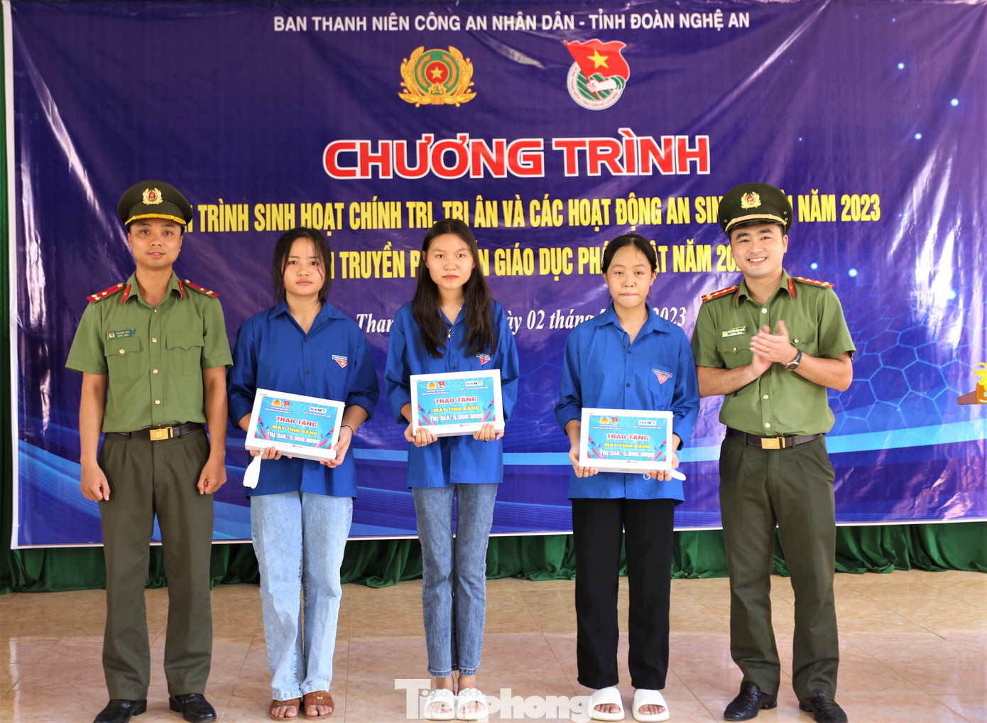 Dịp này, đoàn công tác của Ban Thanh niên CAND - Bộ Công an cũng trao tặng quà cho các hộ gia đình khó khăn; trao bàn ghế, tivi, máy tính bảng cho học sinh vượt khó và điểm trường khó khăn. Ngoài ra, đoàn cũng trao phần quà hỗ trợ cho công an xã Ngọc Lâm.