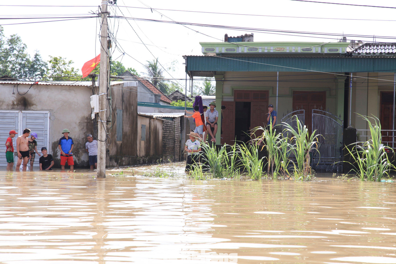 Thôn, xóm, xã bị cô lập, người dân không thể di chuyển ra khỏi khu vực. Thôn, xóm, xã bị cô lập, người dân không thể di chuyển ra khỏi khu vực.