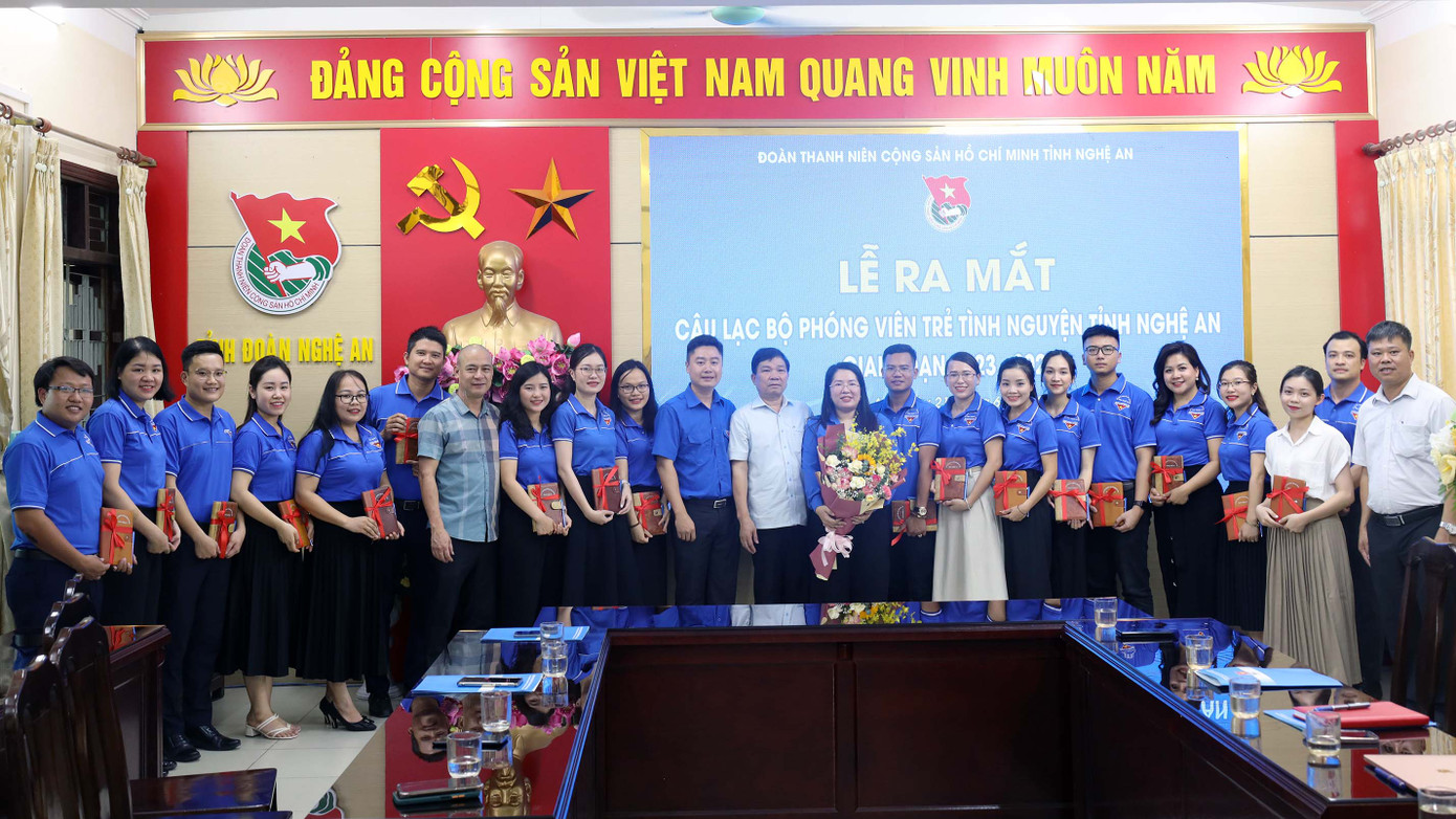 Các thành viên trong câu lạc bộ Phóng viên trẻ tỉnh nguyện tỉnh Nghệ An. Các thành viên trong câu lạc bộ Phóng viên trẻ tỉnh nguyện tỉnh Nghệ An.