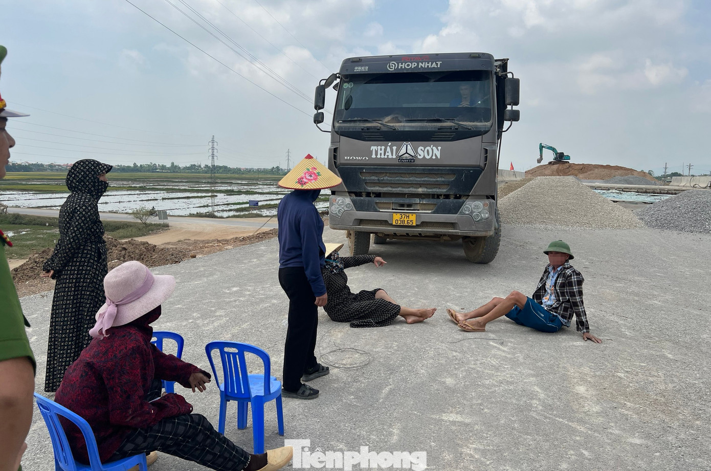 Nhiều tháng qua, người thân trong gia đình ông Tùng liên tục ra nằm, ngồi giữa đường để chặn không cho máy móc, xe chở vật liệu thi công cao tốc Bắc Nam.