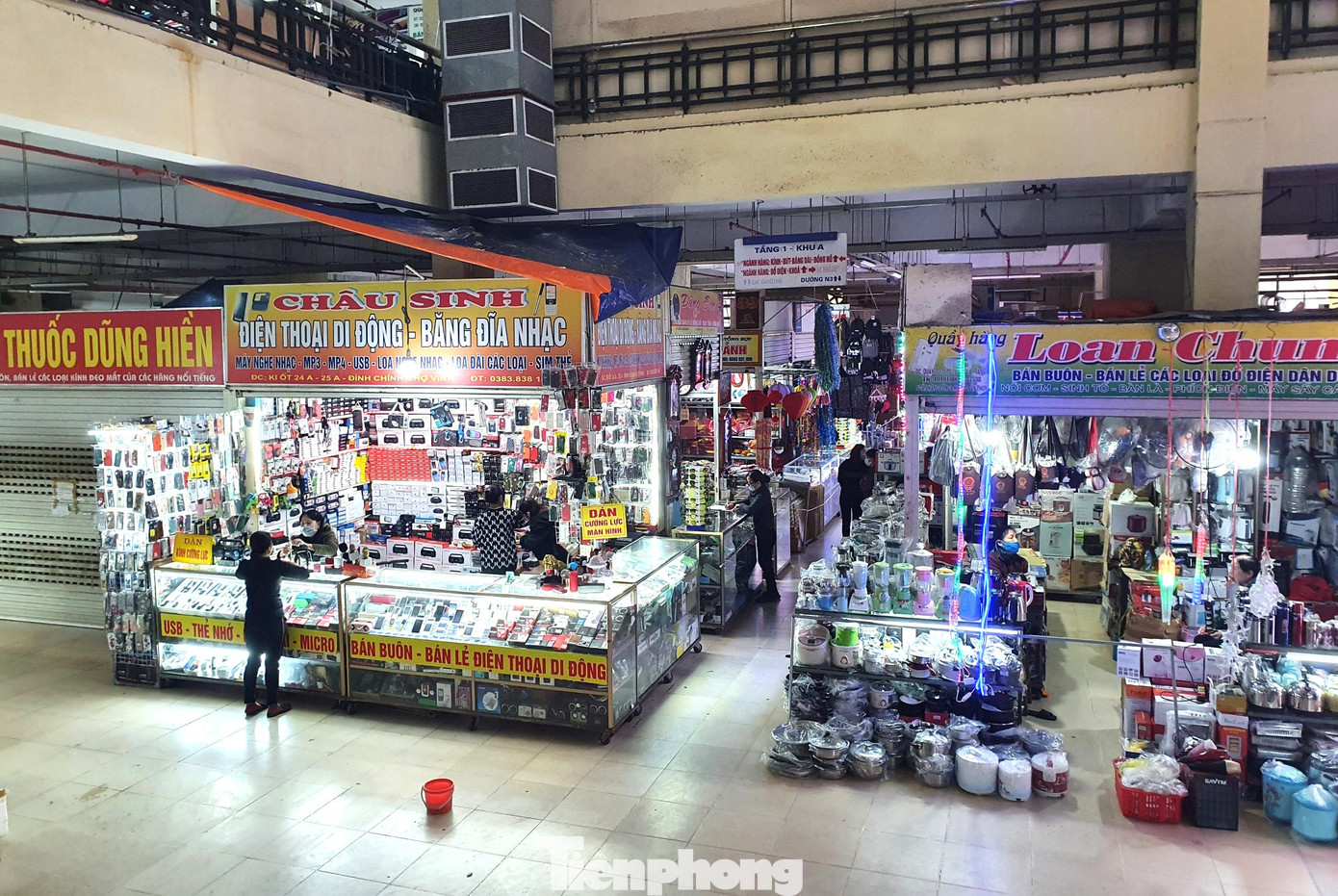 Chị Trần Thị Hà - chủ một quầy hàng hoa khô và đồ gốm, sứ ở đình chính chợ Vinh cho biết, các mặt hàng này thường bán chạy nhất vào thời điểm cuối năm khi các gia đình đều có nhu cầu trang hoàng lại nhà cửa, mua thêm đồ dùng gia dụng song năm nay rất ế ẩm. Dịch bệnh còn phức tạp, tiệc tùng cuối năm đều hạn chế nên doanh thu giảm khoảng 50-70% so với những năm trước.