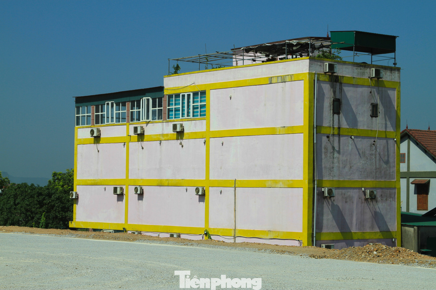 “Căn nhà của gia đình này bị nứt nẻ một số hạng mục trong nhà. Căn nhà không nằm trong phạm vi giải phóng mặt bằng. Tuy nhiên phía gia đình yêu cầu đền bù 7 tỷ rồi xuống 5 tỷ. Thực tế theo các hư hỏng thì chỉ khoảng 500 triệu đồng. Các cơ quan cố gắng tìm cách hỗ trợ một cách tốt nhất cho gia đình ông Tùng nhưng người này gây khó dễ, tìm đủ cách để cản trở thi công”, lãnh đạo UBND huyện Diễn Châu nói.