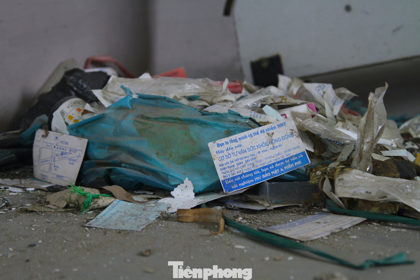 Rác, vật dụng từ lần chuyển trụ sở trước còn vứt lại ngổn ngang bên trong tòa nhà.