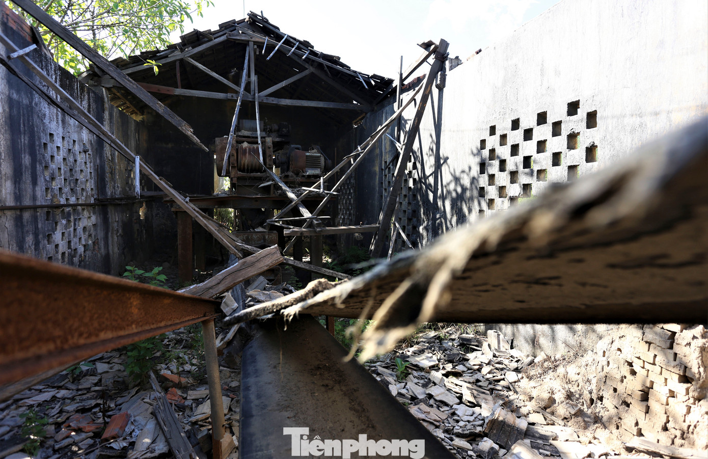 Khi Xí nghiệp Gạch Trung Đô Hồng Lĩnh chuyển đến vị trí sản xuất mới, nơi đây trở nên đổ nát, máy móc, thiết bị hư hỏng, phơi mưa, phơi nắng. Khi Xí nghiệp Gạch Trung Đô Hồng Lĩnh chuyển đến vị trí sản xuất mới, nơi đây trở nên đổ nát, máy móc, thiết bị hư hỏng, phơi mưa, phơi nắng.