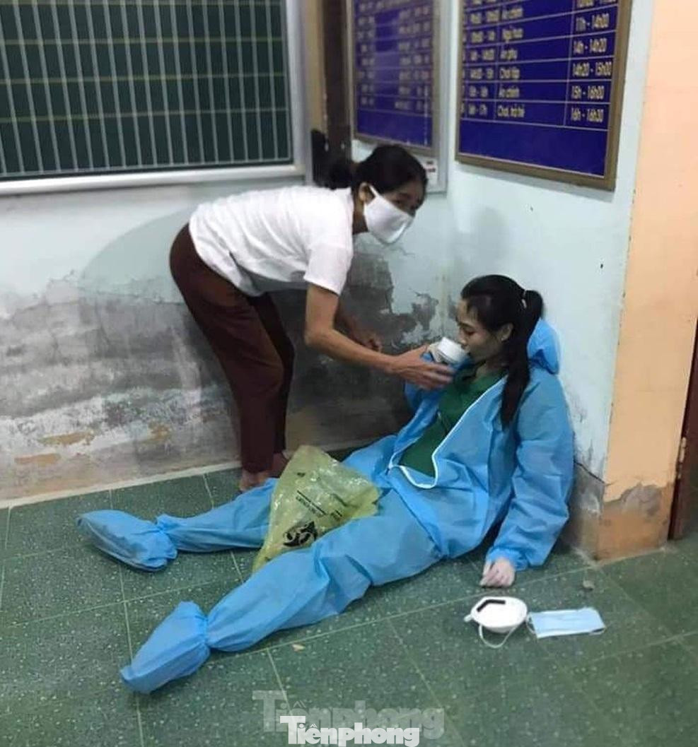 Nữ điều dưỡng Nguyễn Diệu Hằng kiệt sức khi làm nhiệm vụ.