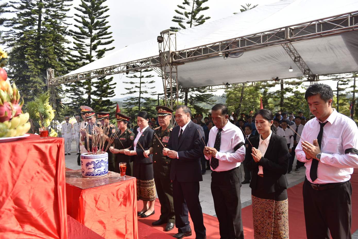 Đoàn đại biểu tỉnh Bolykhămxay, Lào viếng các liệt sĩ.