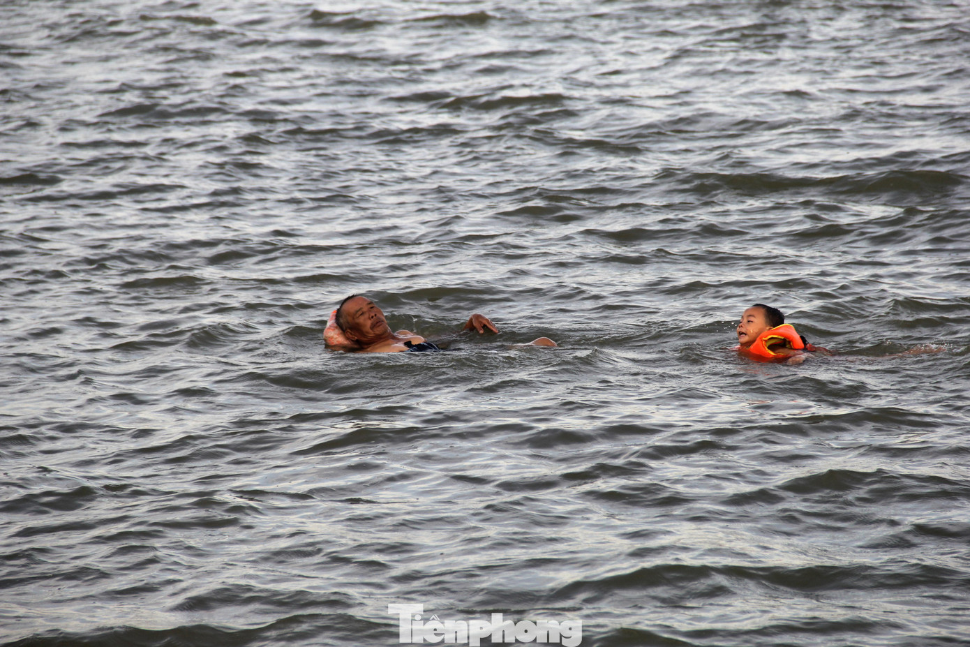 “Thời tiết nắng nóng nên ai cũng muốn giải nhiệt. Nếu đi biển Cửa Lò thì xa quá, ra bể bơi thì không thoải mái nên chúng tôi chọn ra sông Lam. Khu vực này nước trong xanh, cũng khá nông nên yên tâm tắm”, ông Nguyễn Văn Quân (trú TP.Vinh) cho biết.