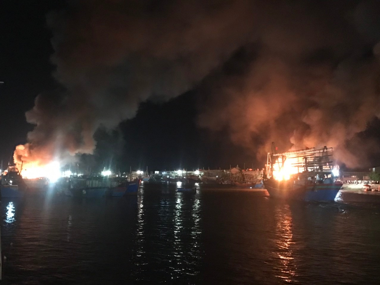 Người dân và các cơ quan chức năng đang khẩn trương tìm cách dập lửa đám cháy. Người dân và các cơ quan chức năng đang khẩn trương tìm cách dập lửa đám cháy.