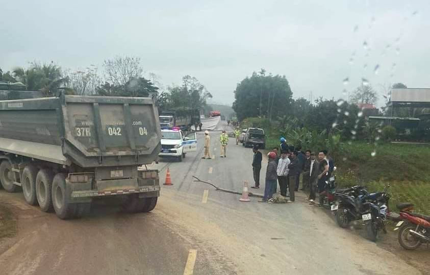 Do hiện trường vụ tai nạn chắn ngang đường nên các phương tiện giao thông được phân luồng đi theo hướng khác.
