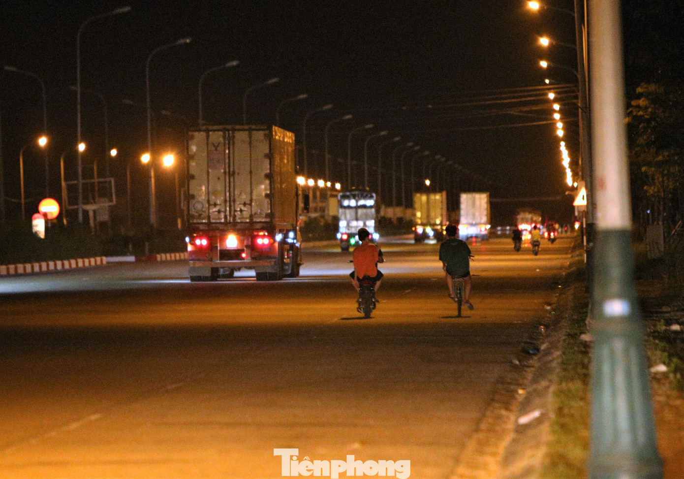 Dàn xe nối đuôi nhau trên tuyến đường 10 làn của đô thị biển Lộc Hà. &quot;Từ ngày đường ven biển hoàn thành đẹp, thoáng, các loại xe lớn liên tục di chuyển trên đường. Xe chạy liên tục cả ngày lẫn đêm khiến người dân lưu thông vào buổi tối trên các tuyến đường bất an&quot;, ông Phong (trú xã Thịnh Lộc, huyện Lộc Hà&quot;, cho hay.