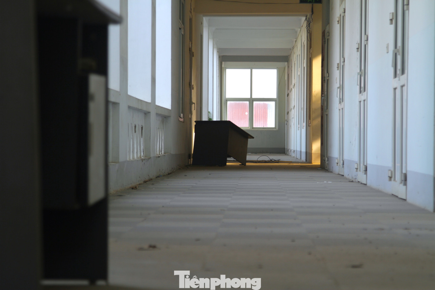 Nhiều bộ bàn ghế được ghép lại trong một phòng, một số bàn hỏng bị vứt bỏ ở hành lang.