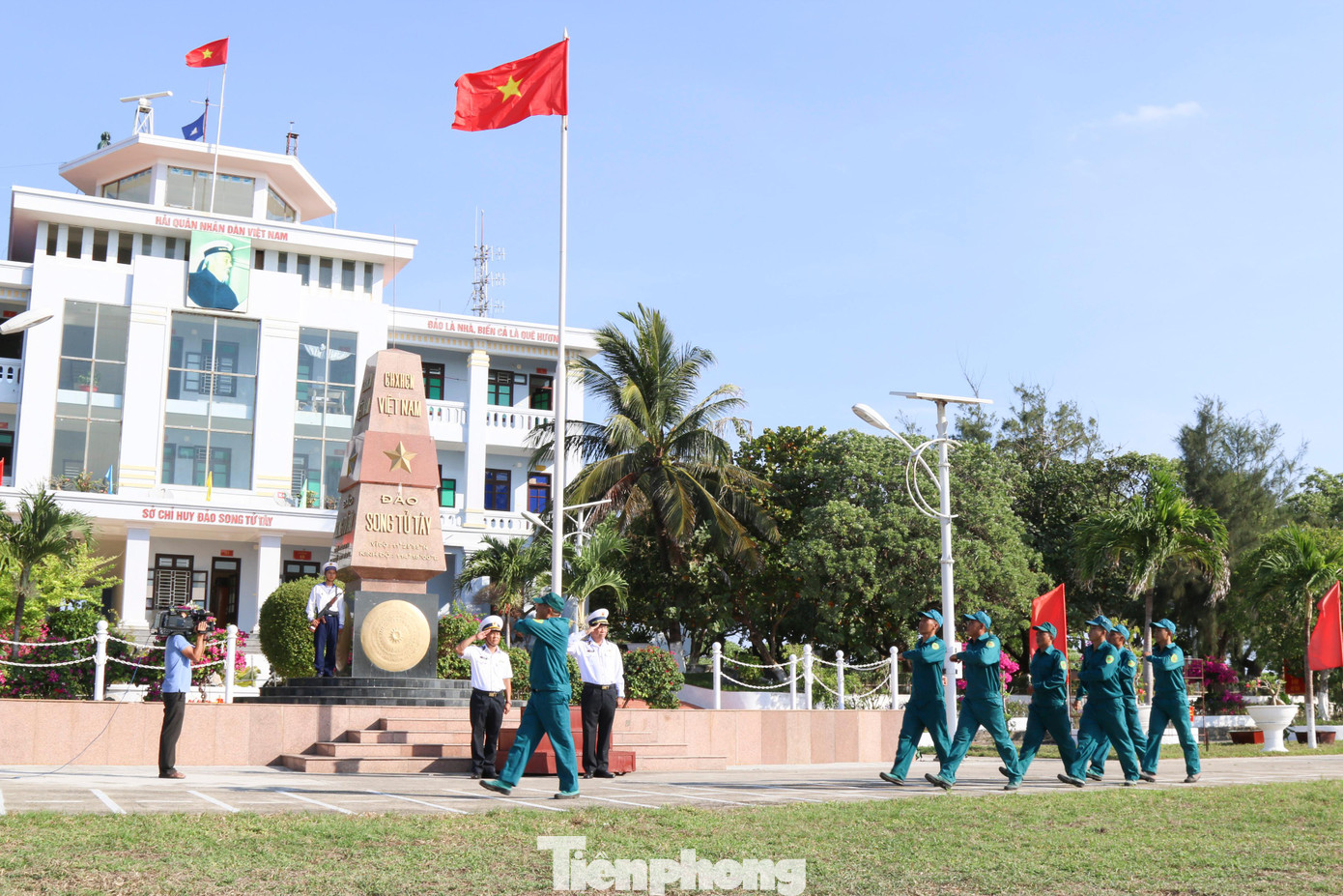 Từng khối đội ngũ cán bộ, chiến sỹ và các lực lượng đóng quân trên đảo thực hiện nghi thức duyệt binh.