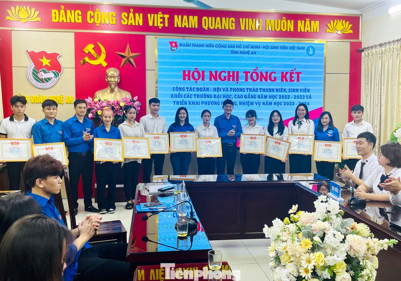Khen thưởng cho các cá nhân, tập thể có thành tích xuất sắc trong công tác Đoàn và Phong trào thanh niên trường học; công tác Hội và phong trào Sinh viên cùng các cá nhân xuất sắc trong các cuộc thi.