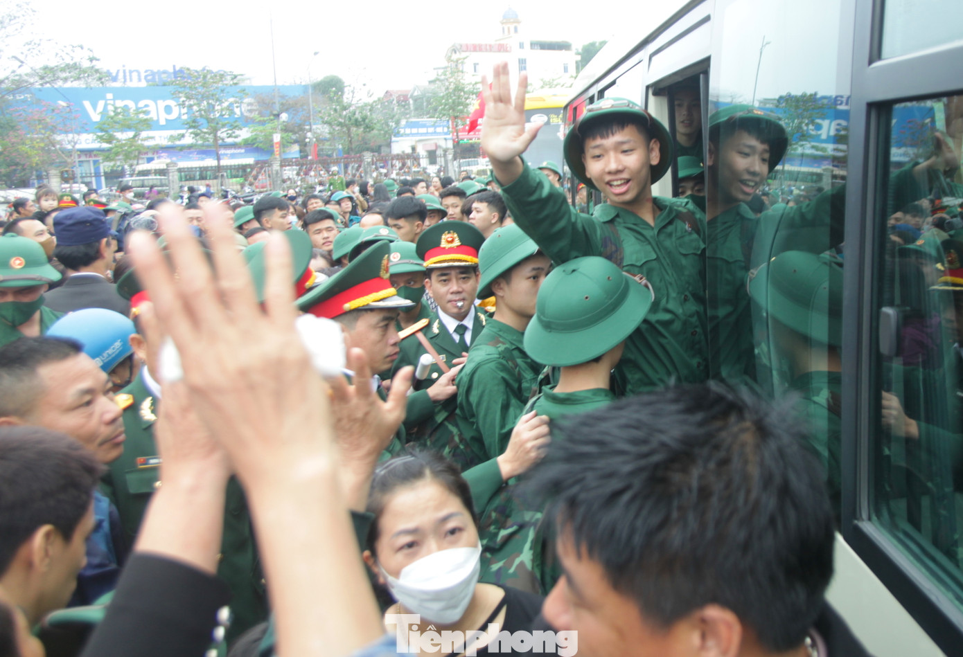 Những cánh tay chào, những cái nắm tay thật chặt trước giờ lên đường nhập ngũ khiến nhiều người xúc động. Những cánh tay chào, những cái nắm tay thật chặt trước giờ lên đường nhập ngũ khiến nhiều người xúc động.
