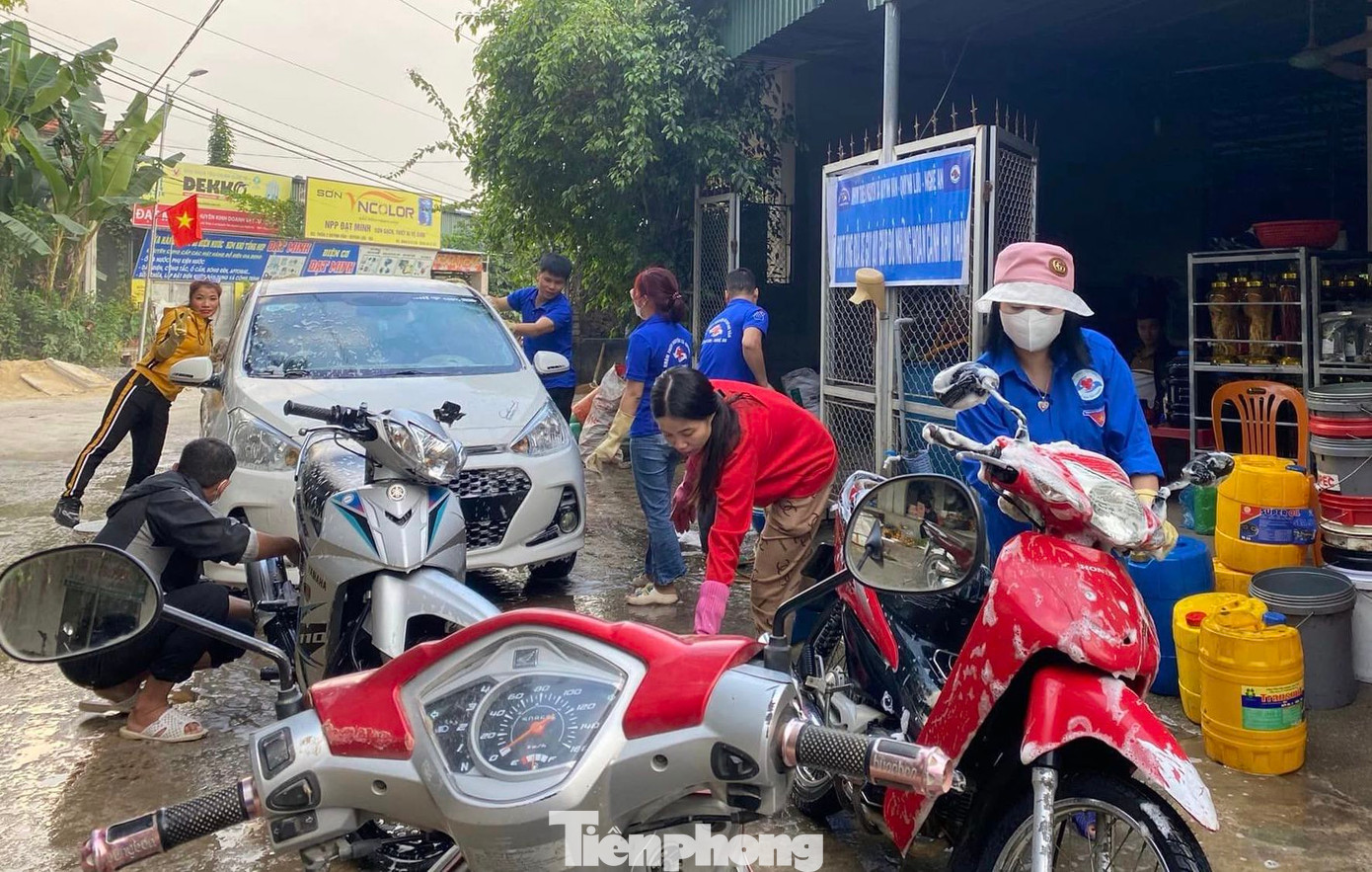 Chị Hà cùng nhóm thiện nguyện Quỳnh Văn và các đoàn viên thường xuyên tổ chức phong trào rửa xe, xin xô sơn về lau chùi sạch sẽ bán để gây quỹ từ thiện.