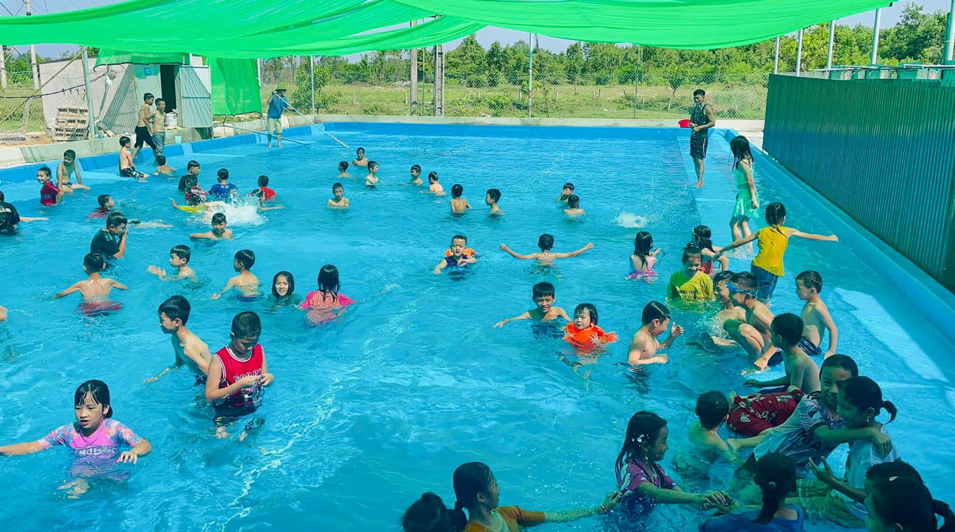 Đoàn xã Cẩm Trung (huyện Cẩm Xuyên) cũng mở các lớp bơi miễn phí cho trẻ em trong dịp hè để dạy kỹ năng phòng chống đuối nước.
