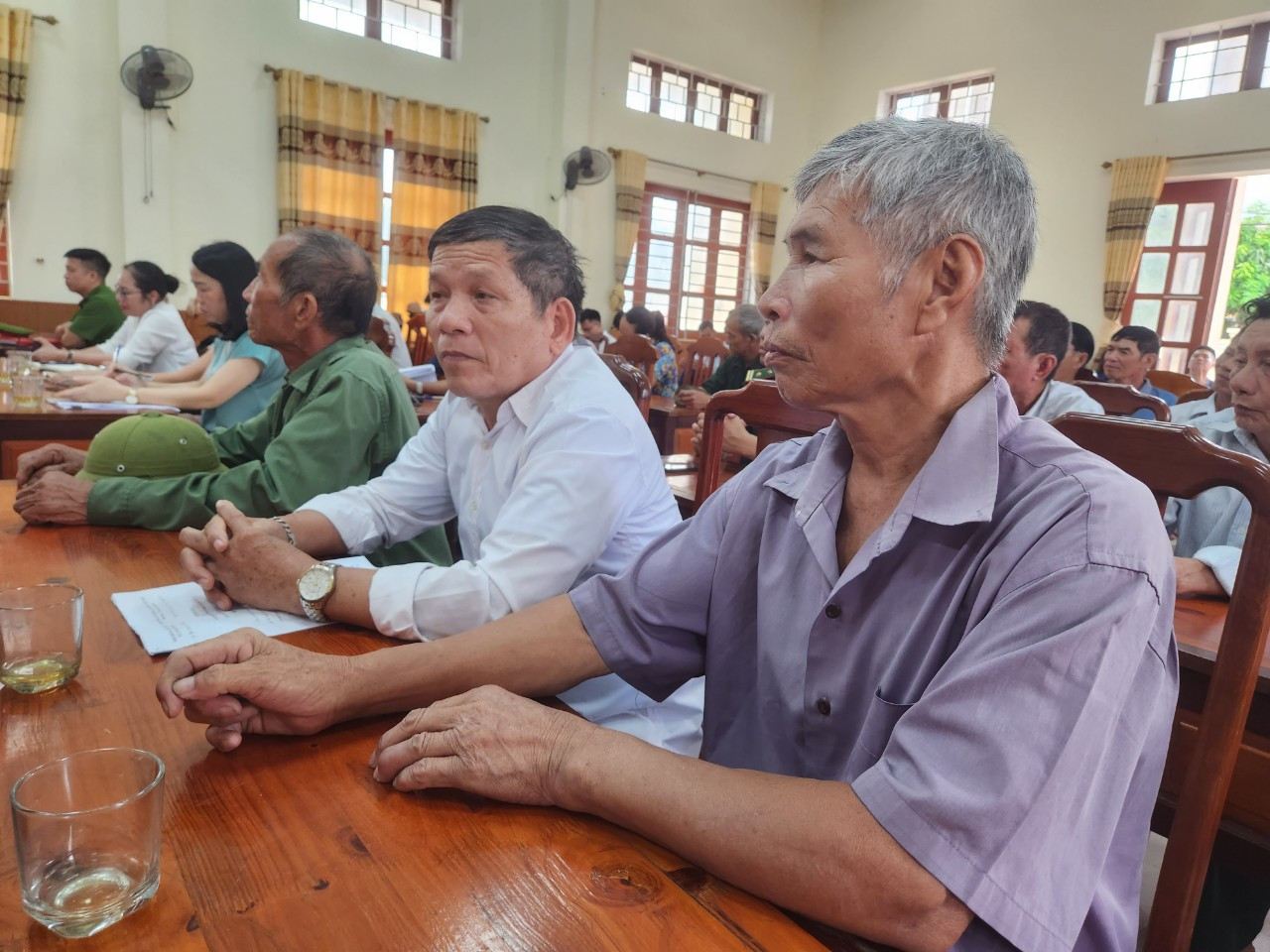 Người dân xóm Hải Thịnh nêu nhiều kiến nghị và đề nghị cơ quan chức năng, chính quyền địa phương giải quyết dứt điểm cho người dân. Người dân xóm Hải Thịnh nêu nhiều kiến nghị và đề nghị cơ quan chức năng, chính quyền địa phương giải quyết dứt điểm cho người dân.