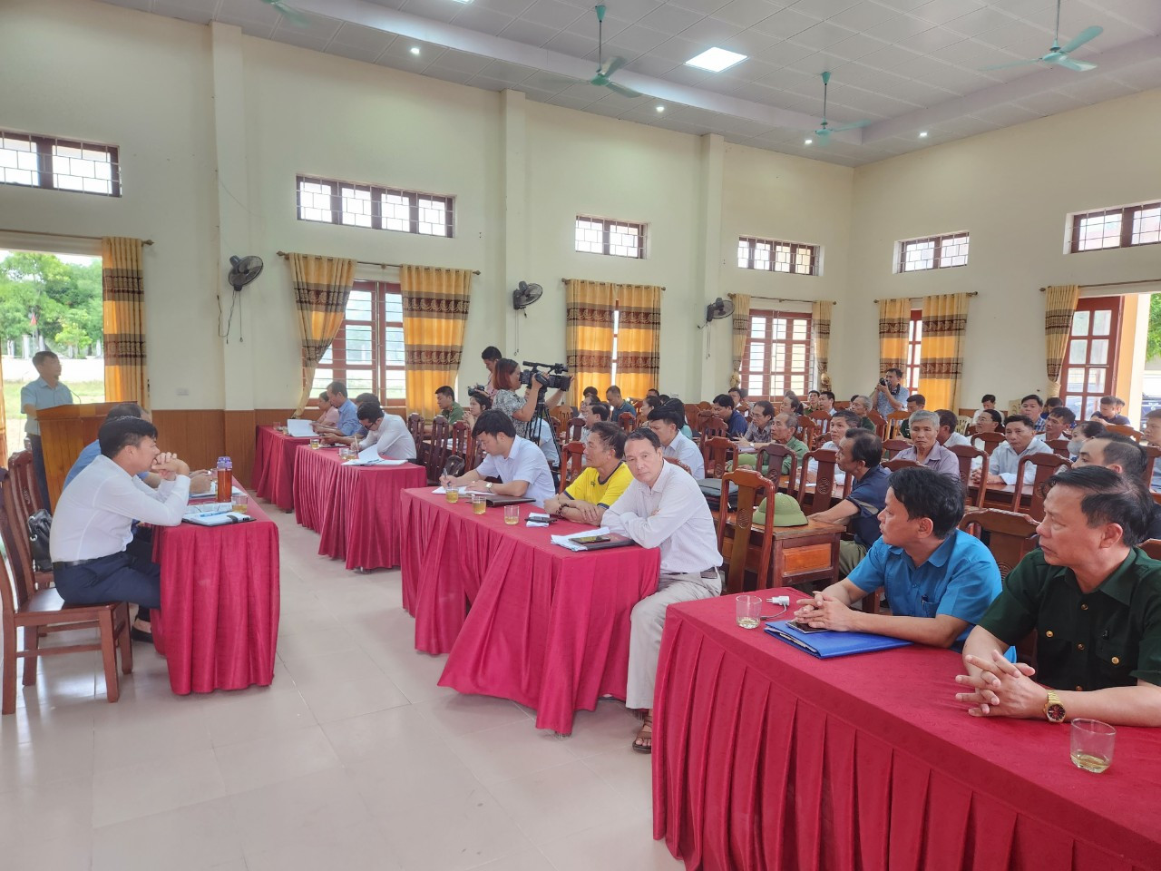 Chủ tịch UBND huyện Nghi Lộc đề nghị người dân không tiếp tục chặn xe vì hành vi này là vi phạm pháp luật. Chủ tịch UBND huyện Nghi Lộc đề nghị người dân không tiếp tục chặn xe vì hành vi này là vi phạm pháp luật.