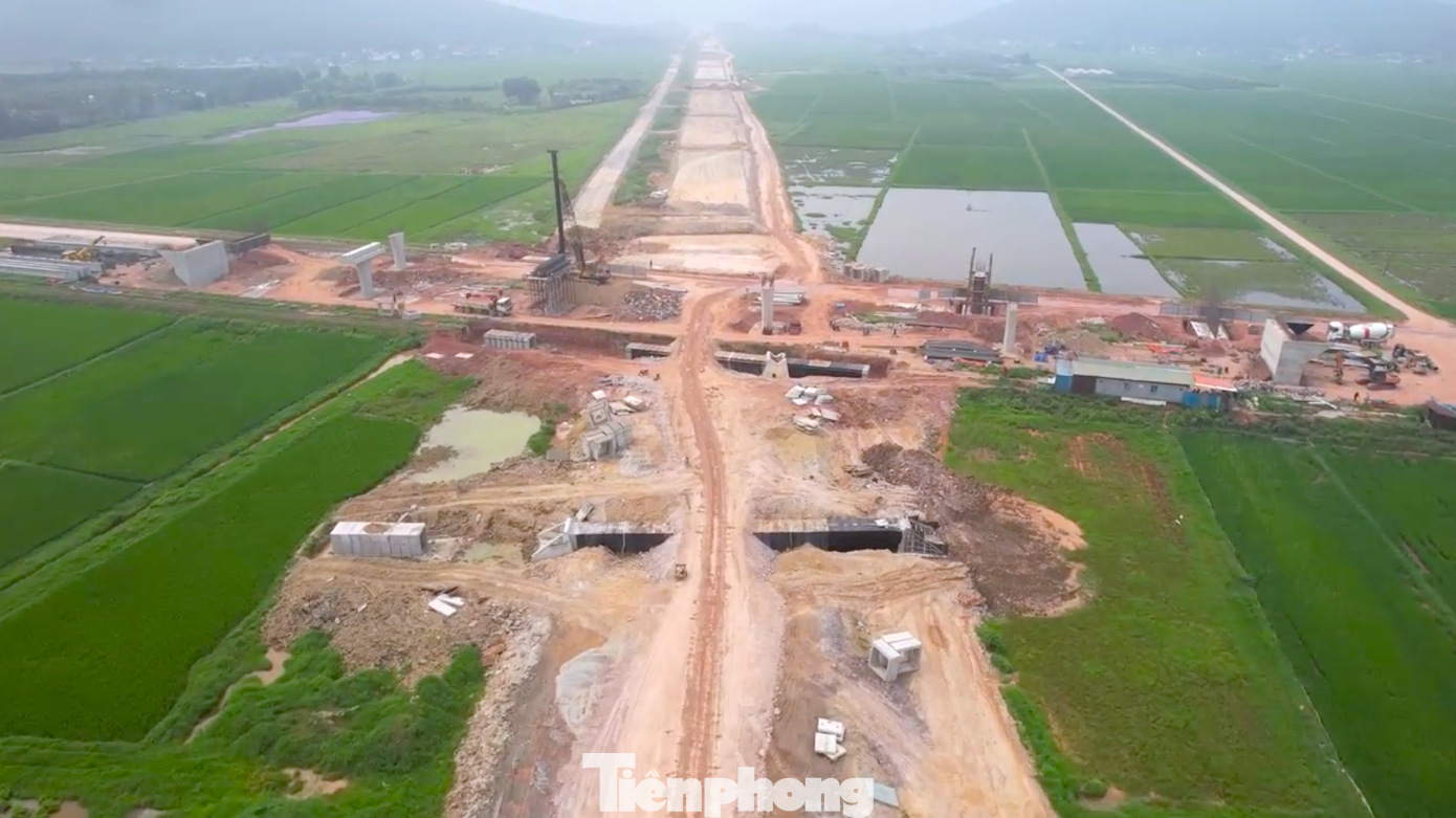 Theo hợp đồng ký kết, cao tốc Bắc - Nam đoạn Nghi Sơn - Diễn Châu phải bàn giao vào tháng 9/2023. Tuy nhiên, nhiều tháng qua, việc thi công gói thầu XL04, tuyến cao tốc đoạn cầu đi qua xã Diễn Đồng (huyện Diễn Châu, Nghệ An) gặp nhiều khó khăn, gián đoạn.