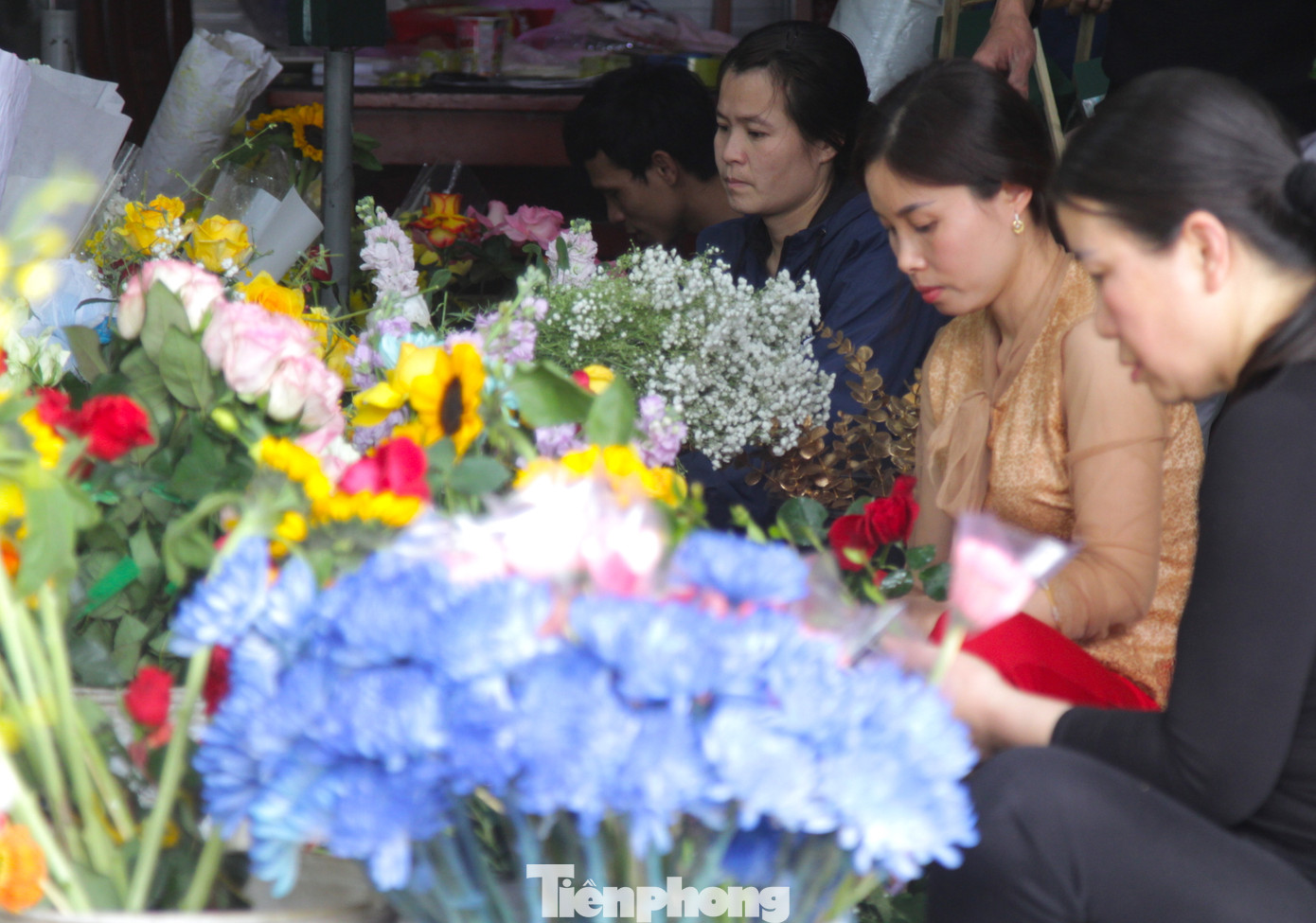 Dịp lễ nên hoa bán chạy hơn ngày thường, shop hoa Việt Hằng phải thuê hơn chục nhân công về cắm hoa, thuê 2 người để chạy ship giao hoa cho khách. "Hoa đắt nhưng khách quen nên bán nhiều. Dịp này ngoài cắm hoa còn phải in các bảng biển cắm vào hoa để tặng. Chỉ một buổi cửa hàng tôi đã bán được hơn 100 bó hoa. Ngày thường thì được chục bó", chị Thỏa, nhân viên cắm hoa của cửa hàng chia sẻ.