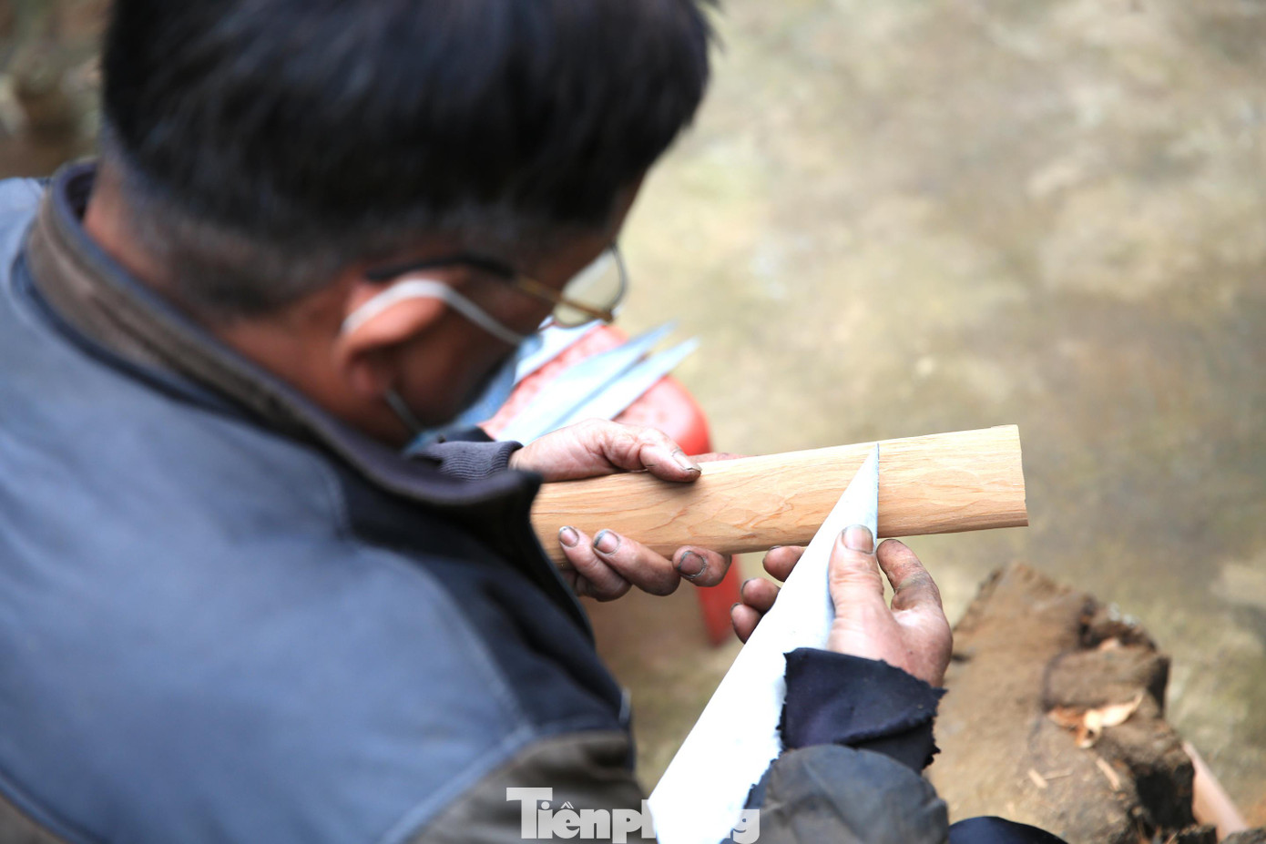 Nghề rèn của đồng bào dân tộc Mông gắn liền với hoạt động sống và canh tác ở vùng cao. Theo người dân, từ xa xưa, họ đã tự rèn nông cụ như dao rựa, cuốc… và cả nòng súng kíp để phục vụ cuộc sống và công việc ở nơi núi rừng. Nghề rèn của đồng bào dân tộc Mông gắn liền với hoạt động sống và canh tác ở vùng cao. Theo người dân, từ xa xưa, họ đã tự rèn nông cụ như dao rựa, cuốc… và cả nòng súng kíp để phục vụ cuộc sống và công việc ở nơi núi rừng.