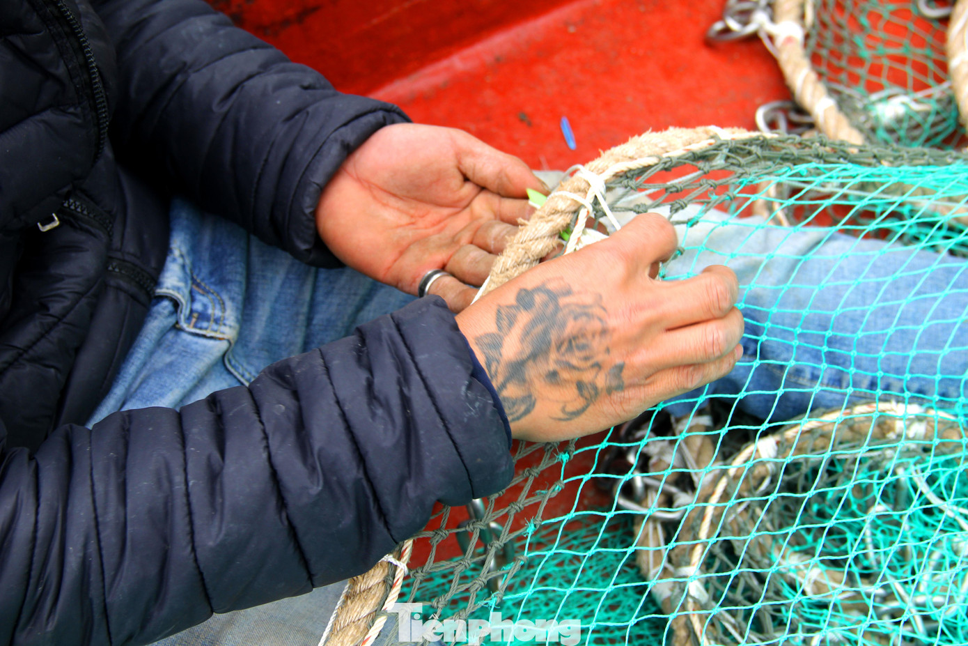 Lao động trẻ ở địa phương lâu dần không còn mặn mà với nghề. Họ rời quê, vào các tỉnh phía Nam làm công nhân hoặc xuất khẩu lao động. Ba người con của ông học xong cấp 3 cũng vào Bình Dương, Đồng Nai làm công nhân cho các công ty, nhà máy chứ không theo nghề cha ông mình. Lao động trẻ ở địa phương lâu dần không còn mặn mà với nghề. Họ rời quê, vào các tỉnh phía Nam làm công nhân hoặc xuất khẩu lao động. Ba người con của ông học xong cấp 3 cũng vào Bình Dương, Đồng Nai làm công nhân cho các công ty, nhà máy chứ không theo nghề cha ông mình.