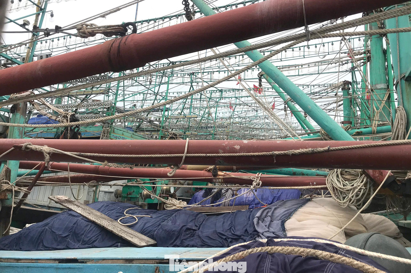 “Đợt trước anh em thống nhất bán 2 tỷ, nay thấy ngư dân ngày càng ít ra khơi nên hạ xuống 1,5 tỷ nhưng cũng đã ai mua đâu. Đợi mãi tôi đành phải để thuyền ở nhà gửi người trông coi rồi đi làm thêm chứ không thể ngồi không ở nhà được. Thuyền bán không được, không ra khơi, để phơi nắng mùa này rất dễ hư hỏng”, anh Tĩnh lo lắng nói. “Đợt trước anh em thống nhất bán 2 tỷ, nay thấy ngư dân ngày càng ít ra khơi nên hạ xuống 1,5 tỷ nhưng cũng đã ai mua đâu. Đợi mãi tôi đành phải để thuyền ở nhà gửi người trông coi rồi đi làm thêm chứ không thể ngồi không ở nhà được. Thuyền bán không được, không ra khơi, để phơi nắng mùa này rất dễ hư hỏng”, anh Tĩnh lo lắng nói.