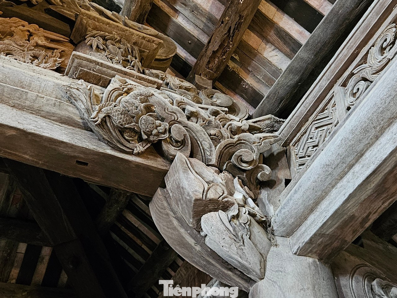 Các điểm nối giữa thanh hoành, câu đầu đều được điểm xuyến hình rồng tạo cho tổng thể kiến trúc thanh thoát, không bị nặng nề. Trong ảnh là hình tượng rồng ẩn trong mây (long ẩn vân) được các nghệ nhân xưa chạm trực tiếp vào thanh hoành. Các điểm nối giữa thanh hoành, câu đầu đều được điểm xuyến hình rồng tạo cho tổng thể kiến trúc thanh thoát, không bị nặng nề. Trong ảnh là hình tượng rồng ẩn trong mây (long ẩn vân) được các nghệ nhân xưa chạm trực tiếp vào thanh hoành.