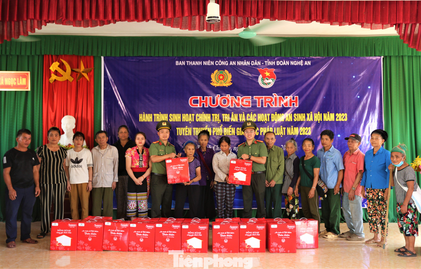 Dịp này, đoàn công tác của Ban Thanh niên CAND - Bộ Công an cũng trao tặng quà cho các hộ gia đình khó khăn; trao bàn ghế, tivi, máy tính bảng cho học sinh vượt khó và điểm trường khó khăn. Ngoài ra, đoàn cũng trao phần quà hỗ trợ cho công an xã Ngọc Lâm.