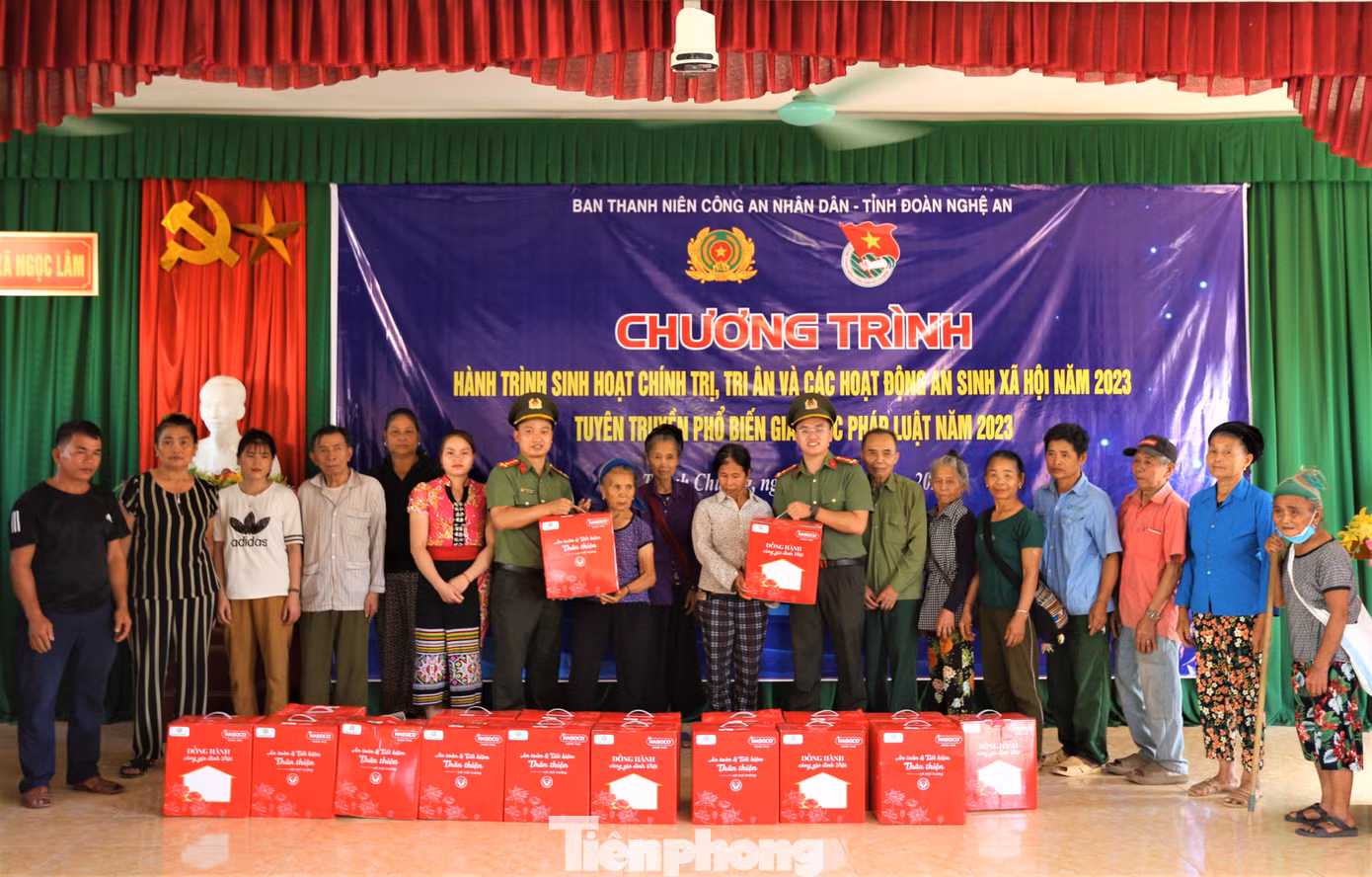 Dịp này, đoàn công tác của Ban Thanh niên CAND - Bộ Công an cũng trao tặng quà cho các hộ gia đình khó khăn; trao bàn ghế, tivi, máy tính bảng cho học sinh vượt khó và điểm trường khó khăn. Ngoài ra, đoàn cũng trao phần quà hỗ trợ cho công an xã Ngọc Lâm.