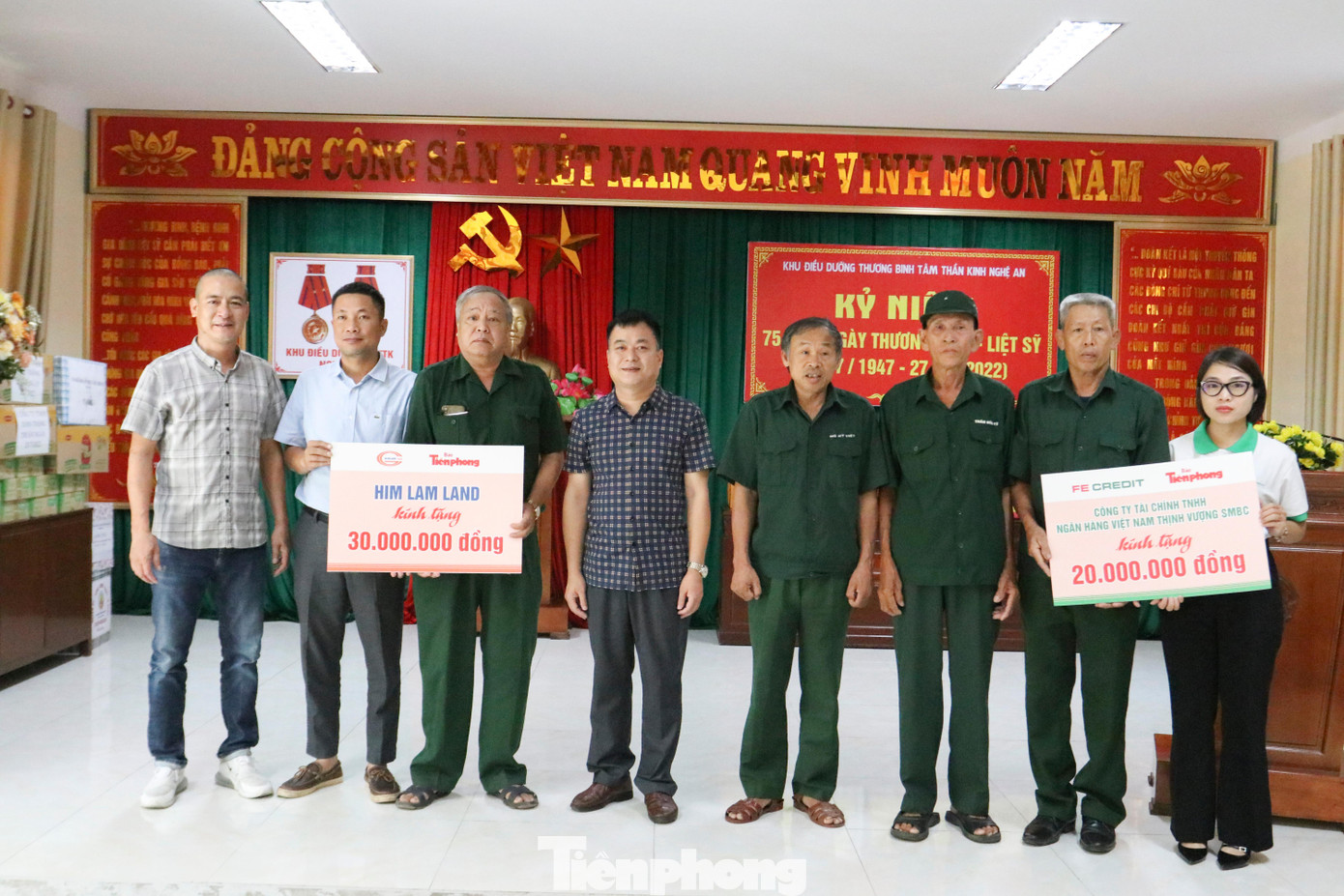 Ông Nguyễn Huy Thiêm - Giám đốc truyền thông Công ty Cổ phần Him Lam; bà Lương Thị Hải Yến - Công ty Tài chính TNHH Ngân hàng Việt Nam Thịnh Vượng SMBC; Nhà báo Trần Quang Long - Trưởng đại diện báo Tiền Phong tại Nghệ An trao quà cho các bác thương bệnh binh nặng bị tâm thần.