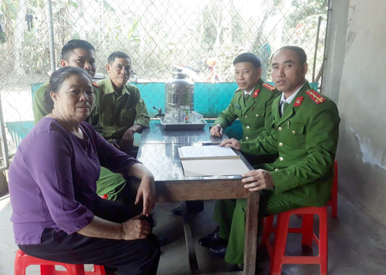 Thiếu tá Nguyễn Thọ Tùng cùng đồng đội giúp đỡ nhiều hoàn cảnh khó khăn trên địa bàn.