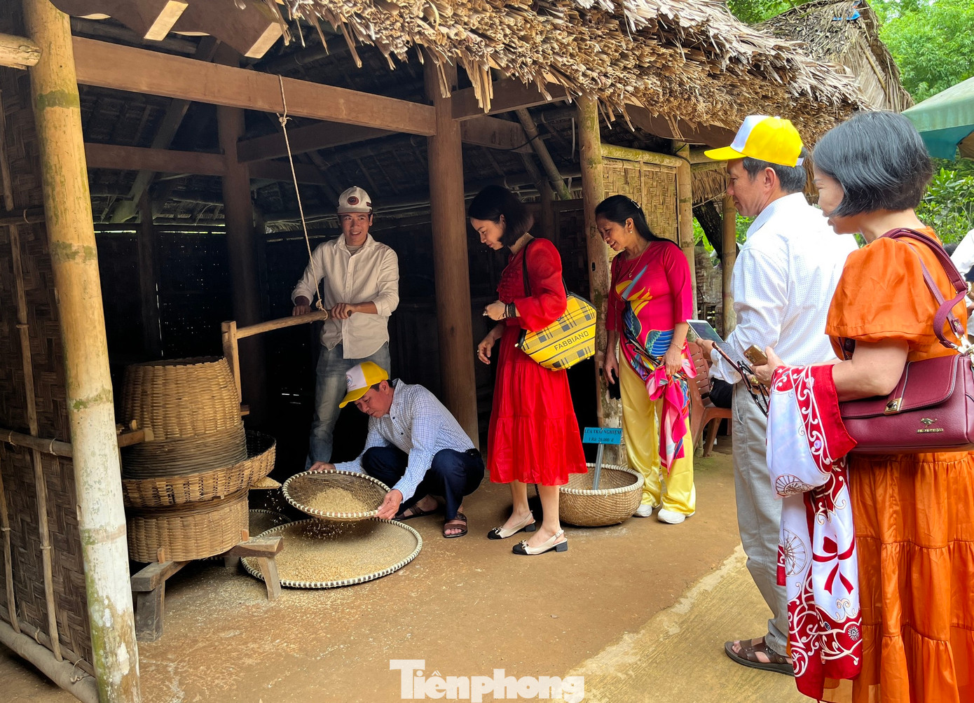 Đặc biệt, du khách sẽ được trải nghiệm những hoạt động bình dị, mộc mạc thôn quê như xay lúa, giã gạo.