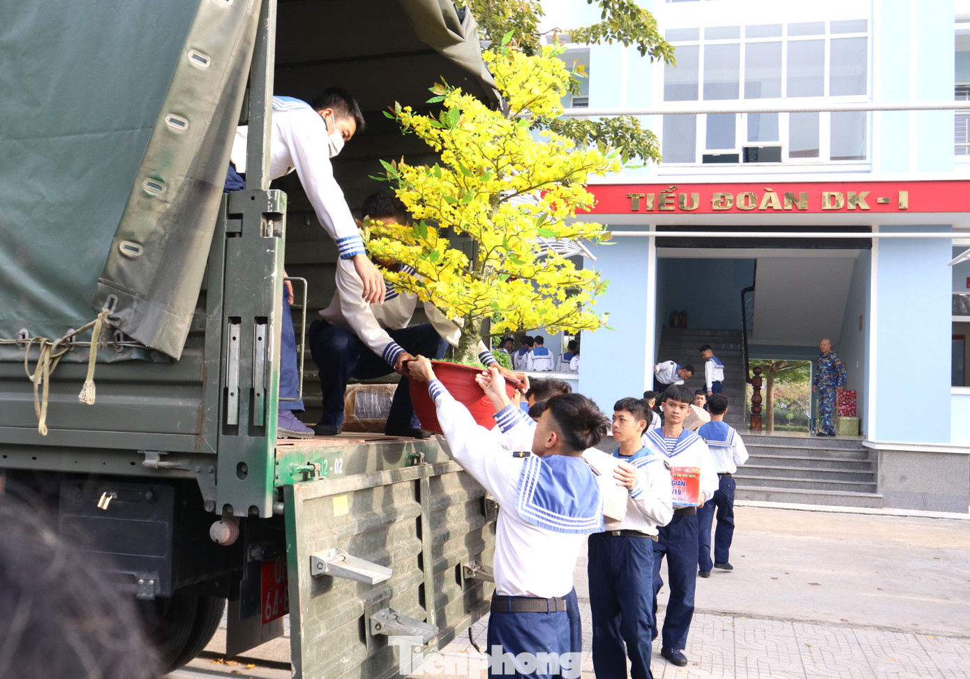 Tết đến, Xuân về không thể thiếu được hoa mai. Chậu mai bung nở, một Tết sum vầy, ấm áp tình đồng đội, tình quân dân trên nhà giàn DK anh hùng giữa trùng khơi.