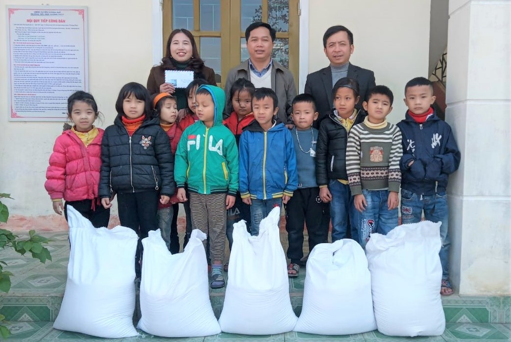 Thầy Toàn (ngoài cùng bên phải) còn là người kết nối các đoàn thiện nguyện cho học sinh và gia đình có hoàn cảnh khó khăn.