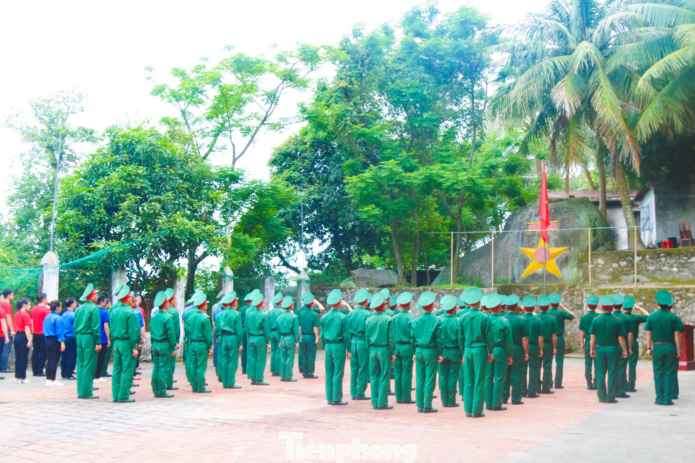 Từng ánh mắt hướng về lá cờ Tổ quốc, cất cao lời Quốc ca hòa cùng tiếng gió, tiếng sóng của biển cả. Trang nghiêm, linh thiêng lễ chào cờ nơi đảo tiền tiêu.