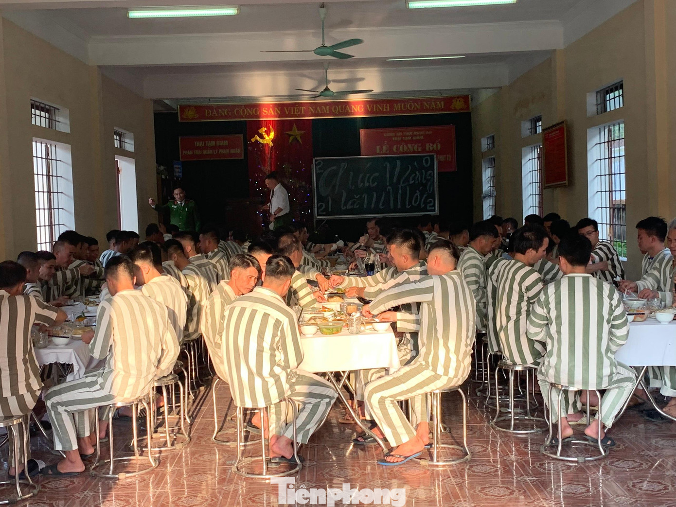 Đã thành thông lệ, bữa cơm tất niên ở Trại tạm giam Công an tỉnh Nghệ An được tổ chức sớm hơn bên ngoài. Đây có lẽ là bữa cơm được chờ đợi nhất của những người lầm lỗi đang trả giá bằng những bản án của pháp luật. Đã thành thông lệ, bữa cơm tất niên ở Trại tạm giam Công an tỉnh Nghệ An được tổ chức sớm hơn bên ngoài. Đây có lẽ là bữa cơm được chờ đợi nhất của những người lầm lỗi đang trả giá bằng những bản án của pháp luật.