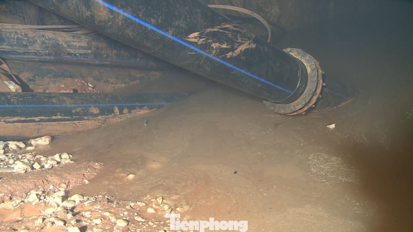 Đường ống cắm sâu xuống lòng đất để hút nước.