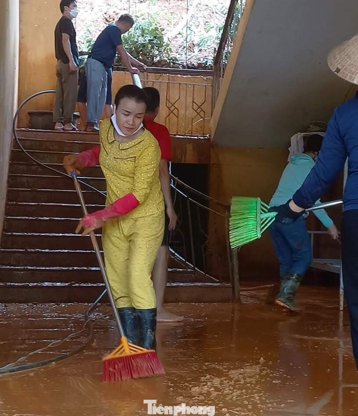 Sau khi lũ rút, giáo viên các trường được huy động dọn dẹp để học sinh sớm trở lại trường.