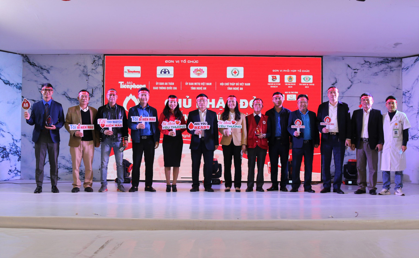Các đại biểu chụp hình kỷ niệm tại Ngày hội hiến máu tình nguyện Chủ Nhật đỏ 2022.