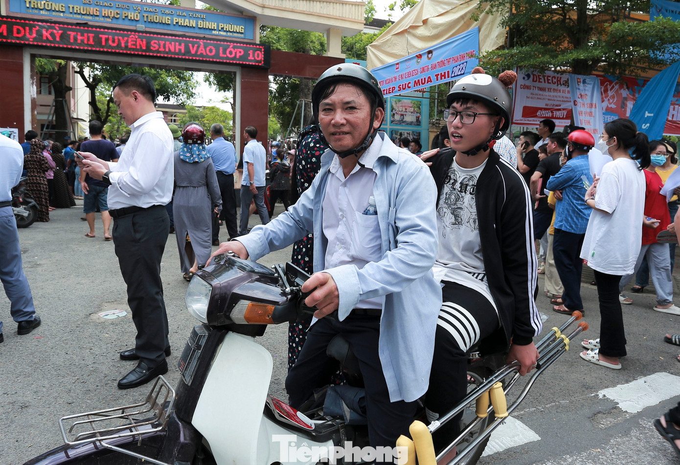 Ông Trương Xuân Vinh (bố Thành) chia sẻ, sau khi con bị tai nạn phải phẫu thuật, gia đình đã rất lo lắng nhưng vẫn động viên con ăn uống, đảm bảo sức khỏe, chuẩn bị cho kỳ thi. "May mắn vết thương đã sớm ổn định để cháu bước vào kỳ thi. Đến điểm thi lại được sự hỗ trợ từ các đoàn tình nguyện nên yên tâm phần nào", ông Vinh bày tỏ.