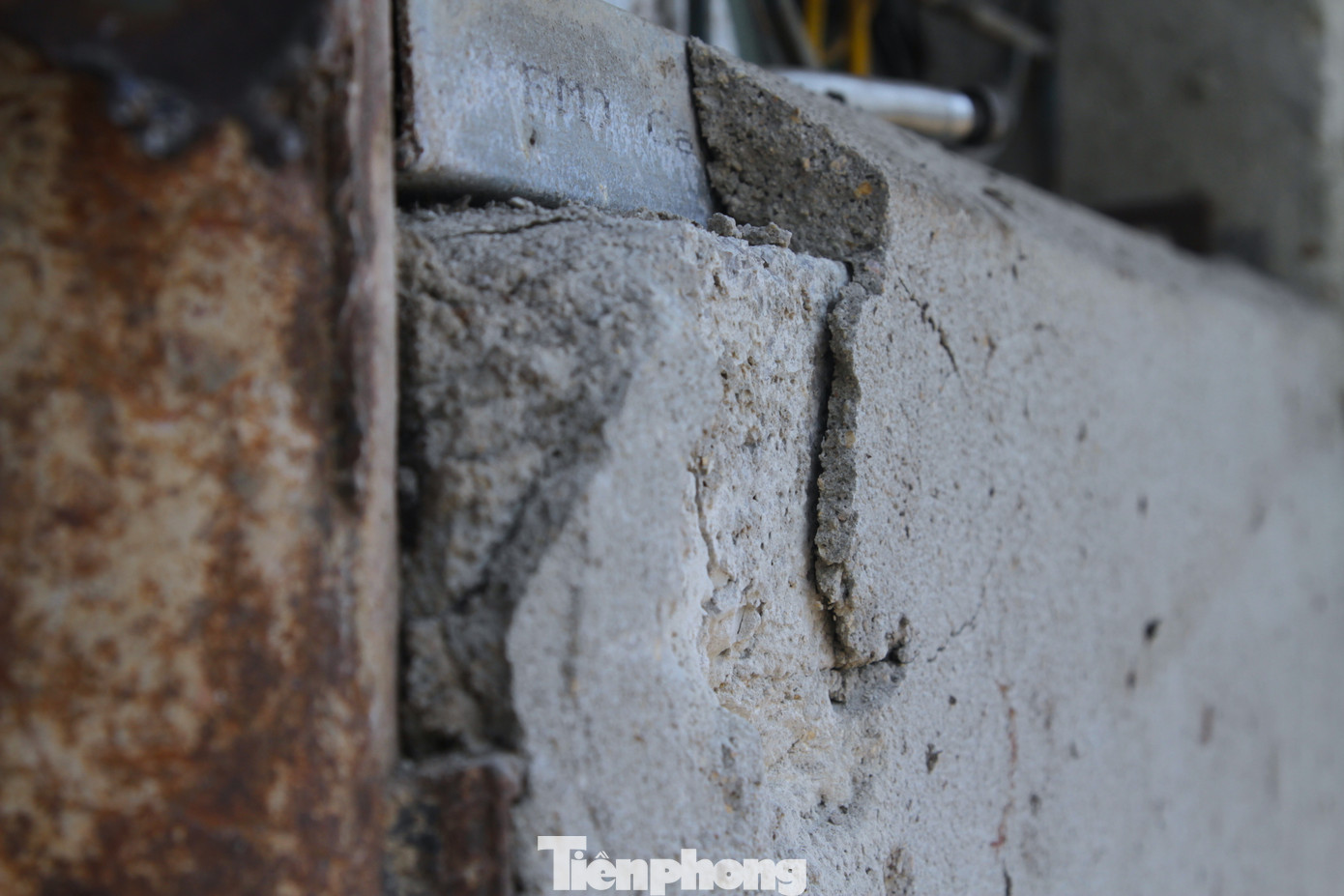 Phần tường gara bị vỡ nhiều điểm. Cánh cổng gara làm từ sắt và lưới bị các mảnh vỡ cắt đứt, thủng.