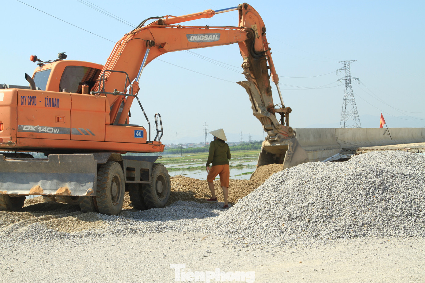 Trên công trường dự án cao tốc Bắc Nam, không khí thi công rất khẩn trương. Tuy nhiên vẫn còn những điểm nghẽn trong giải phóng mặt bằng gây ảnh hưởng đến tiến độ đề ra của dự án.