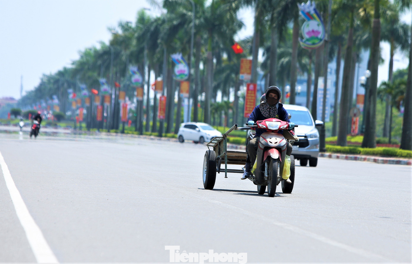 Nắng nóng gay gắt, oi nồng khiến người dân hạn chế ra đường vào buổi trưa. Người lao động cũng sớm hoàn thiện công việc để tránh cái nắng cháy da, cháy thịt.